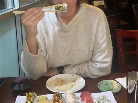 Cô gái gặp "sự cố nhớ đời" vì quá mê sushi