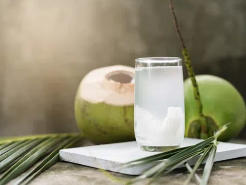 Vì sao người mắc Covid-19 nên uống nhiều nước dừa?