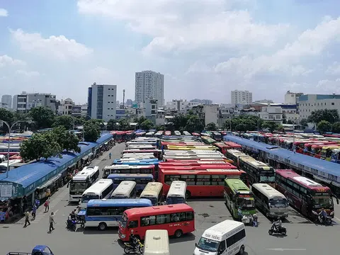 Giá xăng tăng cao kỷ lục, nhiều nhà xe đồng loạt xin tăng giá vé