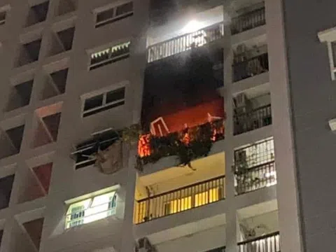 Chung cư bốc cháy dữ dội, 2 phụ nữ rơi từ tầng 10 tử vong