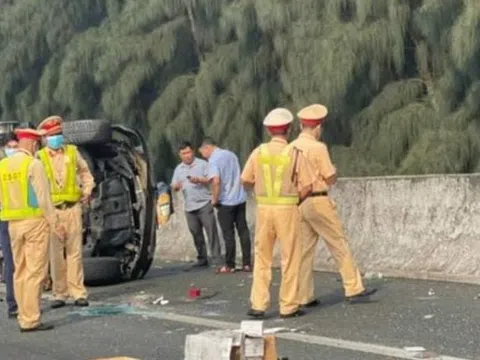 Ô tô chở Phó Chủ tịch TP.HCM Lê Hòa Bình bất ngờ lật ngang trên cao tốc