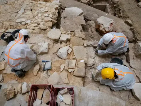 Khai quật khảo cổ bên dưới Nhà thờ Đức Bà, phát hiện kho tàng phi thường