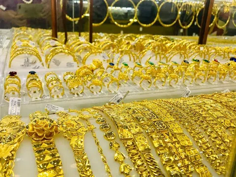 Giá vàng hôm nay ngày 29/4: Giá vàng trong nước xuống dưới ngưỡng 70 triệu đồng/lượng