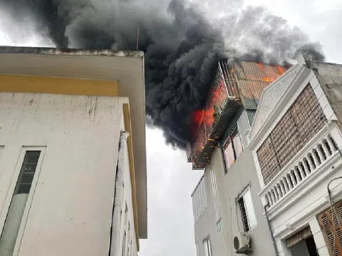 Lửa cháy ngùn ngụt trên nóc nhà 5 tầng ở Hà Nội