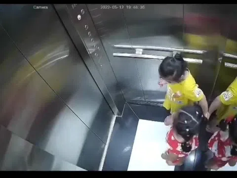 3 đứa trẻ gào khóc trong thang máy, camera chỉ ra thiếu sót của cha mẹ