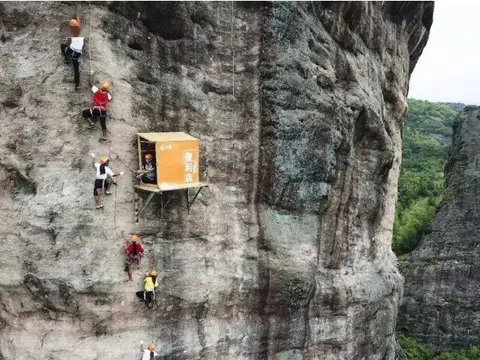 Cửa hàng tiện lợi cheo leo trên vách đá ở Trung Quốc