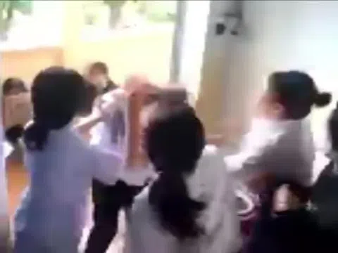 Lại xuất hiện clip nữ sinh 14 tuổi bị nhóm bạn túm tóc, dùng dép đánh vào đầu