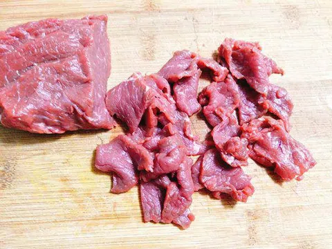 Thịt bò xào cần tây nhớ thêm vài bước đảm bảo thịt mềm thơm, không dai