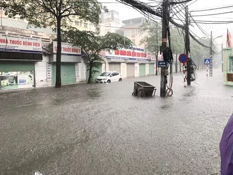Phố phường Hà Nội thành sông sau trận mưa lớn, xe máy-ô tô "rẽ sóng" để di chuyển