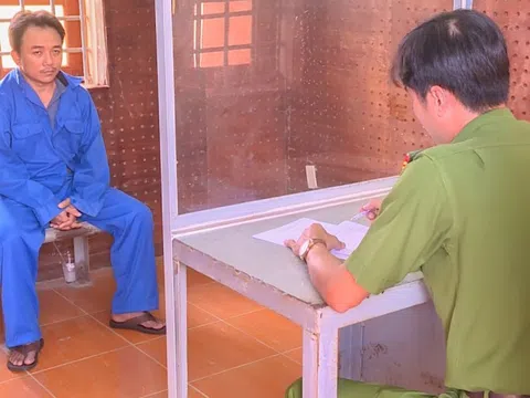 Khám nhà kẻ buôn ma túy, công an phát hiện kho "hàng nóng"