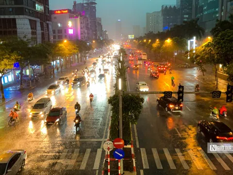 Hà Nội mưa lớn, đường phố biến thành sông