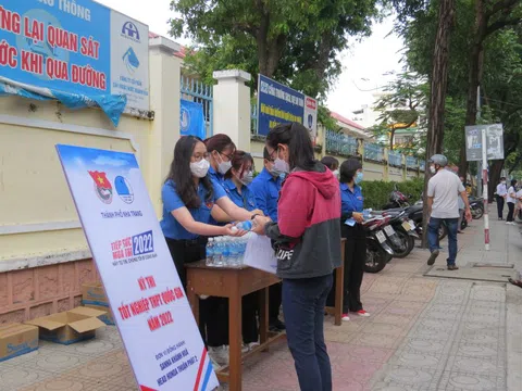 Tình nguyện viên cõng thí sinh bị gãy chân, ngồi xe lăn vào phòng thi