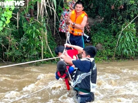 Đà Nẵng: Hơn 1 tiếng giải cứu 6 du khách bị mắc kẹt do nước lũ