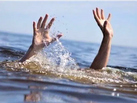 Nhóm bạn 5 người tắm biển ở Quảng Ngãi bị đuối nước, 2 người bị sóng cuốn mất tích