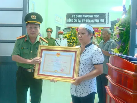 Truy tặng Huân chương Bảo vệ Tổ quốc hạng Ba cho đại úy Hoàng Văn Yên