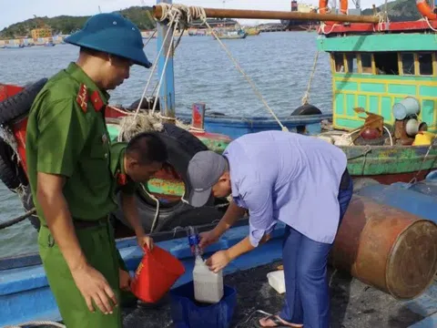 Phát hiện 2 tàu cá chở 7000 lít dầu không rõ nguồn gốc