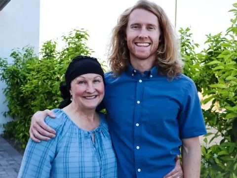 Chàng trai 27 tuổi nuôi tóc gần 3 năm để tặng người mẹ bị rụng tóc sau xạ trị