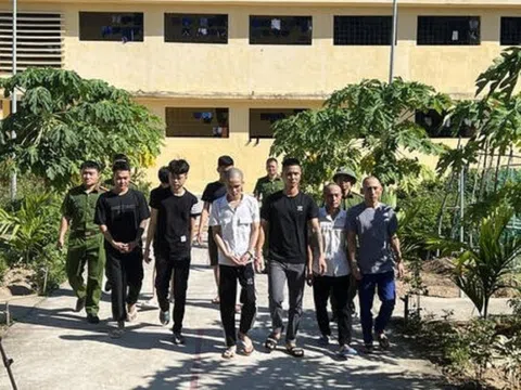 Thanh Hóa: Bắt quả tang 15 nam nữ bay lắc trong quán karaoke