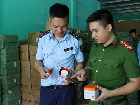 Tạm giữ 20 tấn nước hoa, mỹ phẩm “ngoại” từ kho chứa hàng không số, không biển hiệu