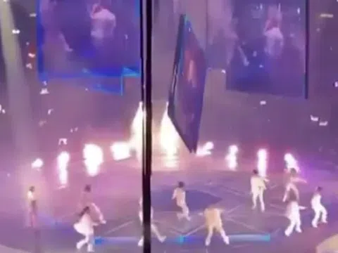 Màn hình LED bất ngờ rơi xuống sân khấu, một vũ công nguy kịch