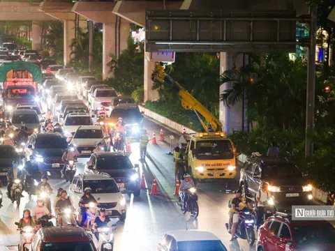 Dựng dải phân cách tách làn xe trên đường Nguyễn Trãi trong đêm