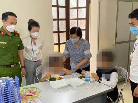 Xử lý thế nào người cha “hổ dữ” lột quần áo, trói tay con gái treo trên trần nhà?