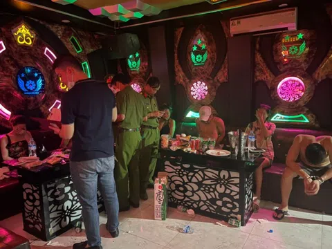 Bí mật bên trong tụ điểm karaoke, massage tại Quảng Bình
