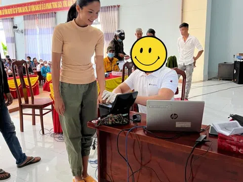 Hoa hậu H'Hen Niê gây chú ý khi ăn mặc xuề xoà đi chụp căn cước công dân