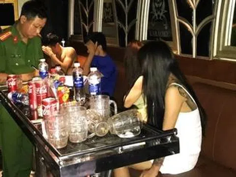 Hà Nam: Nhóm nam thanh nữ tú bay lắc trong quán karaoke Ruby