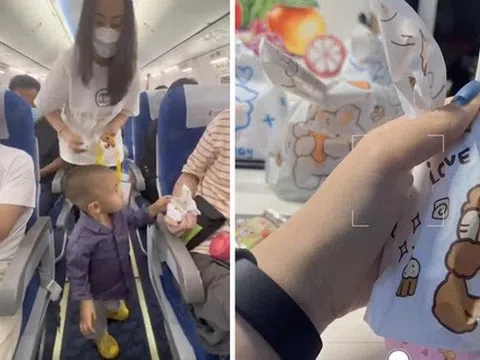 Lo lắng con trai làm ồn trên máy bay, người mẹ có hành động đặc biệt khiến tất cả hành khách gật gù