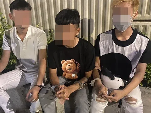 Nhóm thanh niên có hơi men, đi xe "kẹp 3" tông vào cảnh sát
