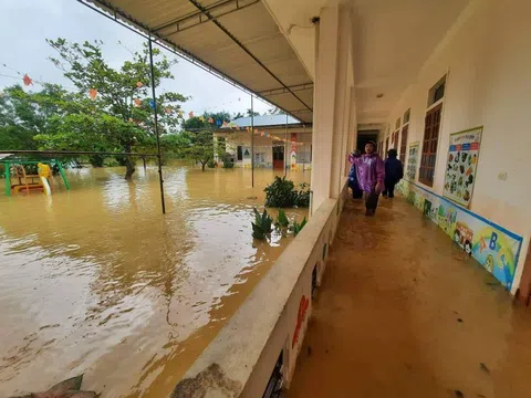 Nghệ An: Gần 300 trường cho học sinh nghỉ học vì nước lũ dâng cao