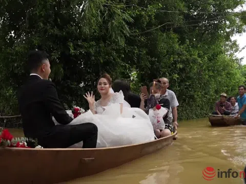 Cưới ngày mưa lũ, chú rể dùng thuyền rước cô dâu "gây bão" mạng xã hội