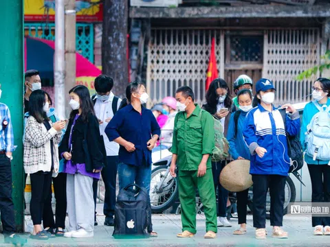 Gió mùa về, người dân kín mít ra đường ngày đầu tuần