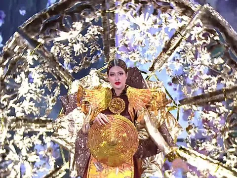 Khoảnh khắc Đoàn Thiên Ân xoay xở với trang phục trên sân khấu Hoa hậu Hòa bình Quốc tế 2022