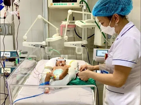 Bé 6 ngày tuổi mắc bệnh lý vàng da sau sinh được thay máu toàn phần