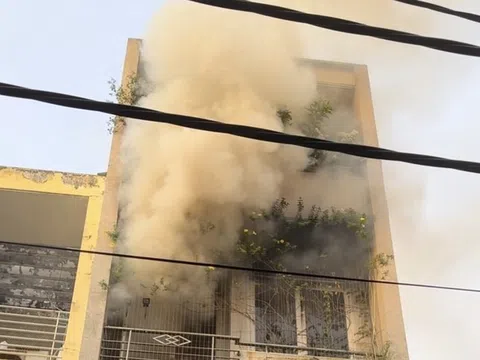 Cháy căn nhà 3 tầng ở TP.HCM, nhiều người tháo chạy ra ngoài