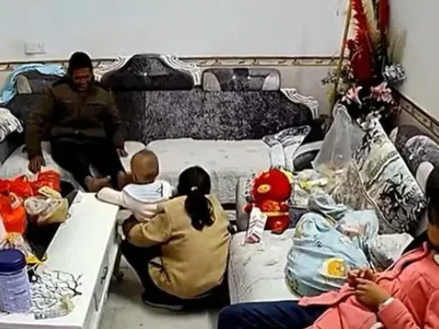 Nhờ bố mẹ chồng chăm con giúp, người phụ nữ tá hỏa khi thấy cảnh tượng này qua camera