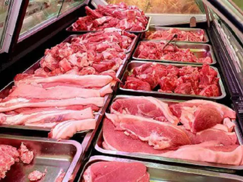 Giá lợn hơi giảm sâu, vì sao thịt lợn vẫn bán giá "trên trời"?