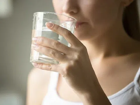 Uống nước ngay sau khi thức dậy có thật sự tốt?