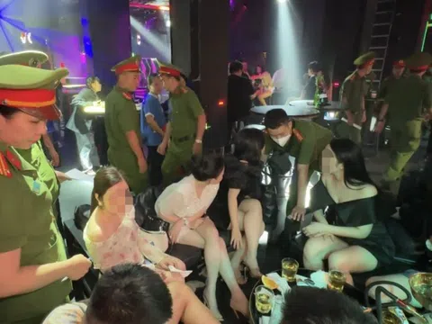 TP.HCM: Gần 100 cảnh sát tiến hành kiểm tra quán bar ở phố đi bộ Bùi Viện