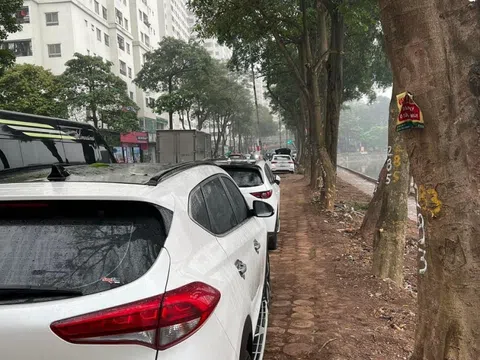 Công an điều tra vụ hàng chục ô tô đỗ trên vỉa hè ở Hà Nội bị rạch lốp trong đêm