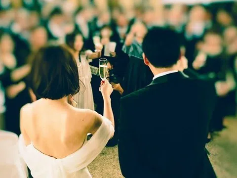 Chú rể 30 lấy vợ 47, đêm tân hôn sốc nặng khi thấy "bộ mặt thật" của tân nương