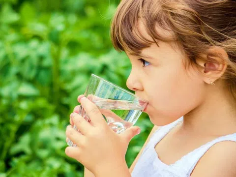 Trẻ cần uống bao nhiêu nước trong thời tiết hè nắng nóng này?