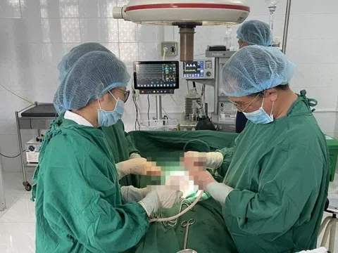Phẫu thuật cắt khối u buồng trứng nặng gần 9kg cho bé gái 15 tuổi
