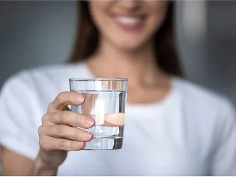 Uống 2,5 lít nước mỗi ngày để thanh lọc cơ thể, người phụ nữ gặp họa