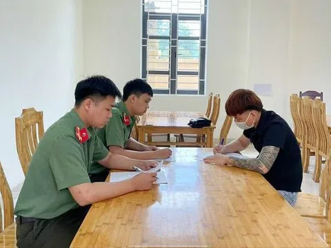 Mặc trang phục CAND để “câu like’’ trên mạng, chủ quán cắt tóc bị xử phạt