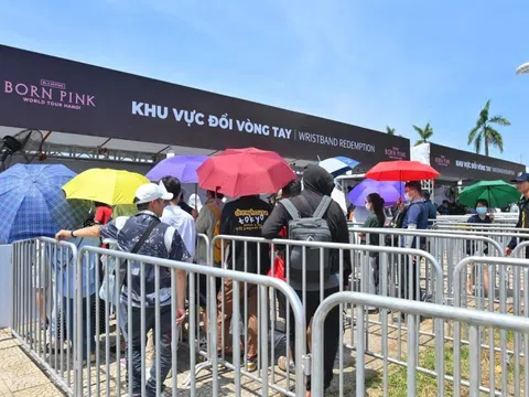 Fan xếp hàng lấy vòng tay BLACKPINK bất chấp trời nắng