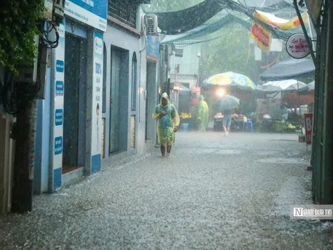 Hà Nội: Mưa lớn kéo dài, nhiều tuyến phố tê liệt