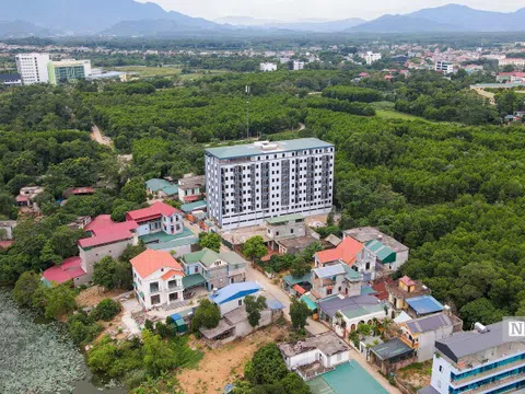 Hà Nội: Tháo dỡ phần mái tòa chung cư "xin 3 xây 9 tầng"
